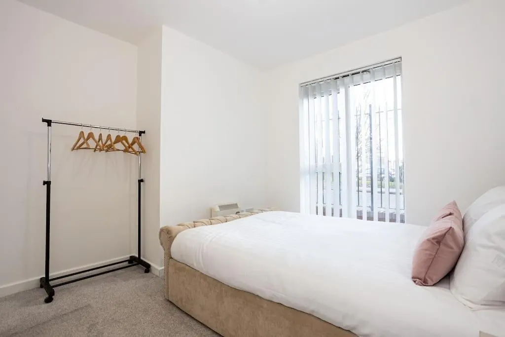 M5 Ordsall - Spacious 2 Bedroom City Apartment-1